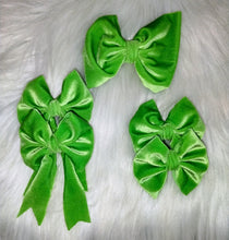 Load image into Gallery viewer, Grinch green velvet 💚
