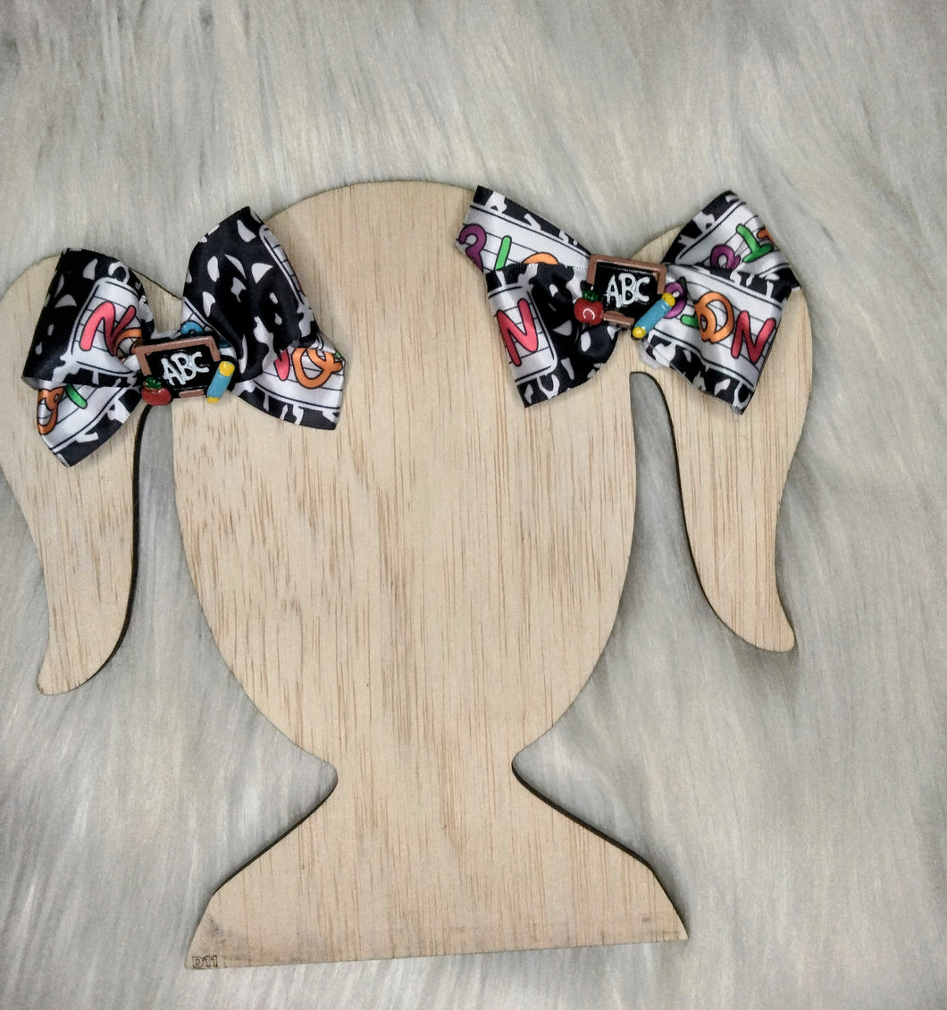 Ribbion school piggies