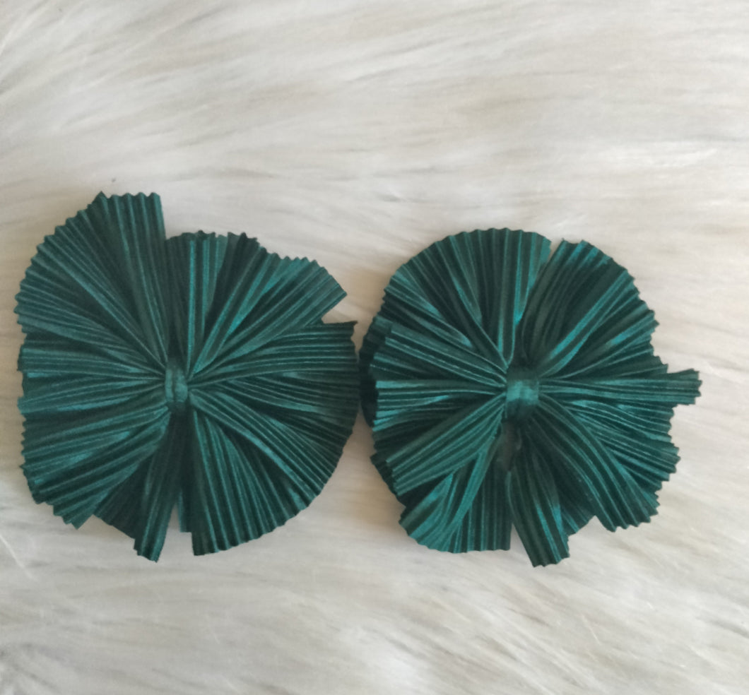 Green pleated shredded piggies