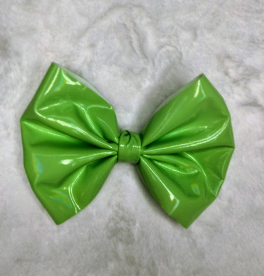 Green plastic bow