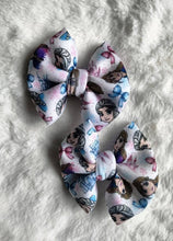 Load image into Gallery viewer, Frozen bow/ piggies
