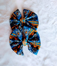 Load image into Gallery viewer, Bus bow/ piggie
