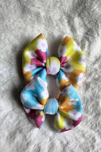 Load image into Gallery viewer, Flower bow/ piggies
