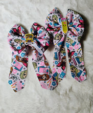 Load image into Gallery viewer, Frozen sailor bow/ piggie
