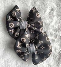 Load image into Gallery viewer, Brown LV bow/ piggie
