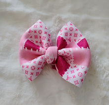 Load image into Gallery viewer, Bow/ piggies pink LV
